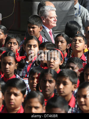 Bangalore, Inde. Le 08 février, 2014. Le Président allemand Joachim Gauck visite l'école secondaire à Bangalore, Inde, 08 février 2014. Gauck est en Inde sur une visite d'Etat de six jours. Photo : WOLFGANG KUMM/DPA/Alamy Live News Banque D'Images