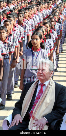 Bangalore, Inde. Le 08 février, 2014. Le Président allemand Joachim Gauck visite l'école secondaire à Bangalore, Inde, 08 février 2014. Gauck est en Inde sur une visite d'Etat de six jours. Photo : WOLFGANG KUMM/DPA/Alamy Live News Banque D'Images