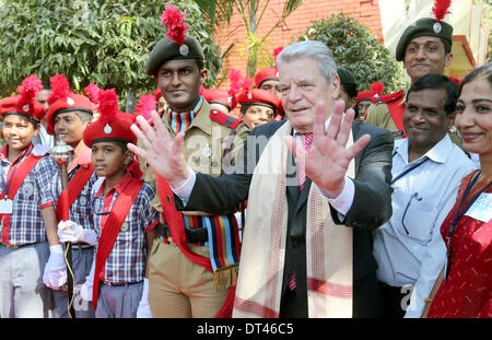 Bangalore, Inde. Le 08 février, 2014. Le Président allemand Joachim Gauck visite l'école secondaire à Bangalore, Inde, 08 février 2014. Gauck est en Inde sur une visite d'Etat de six jours. Photo : WOLFGANG KUMM/DPA/Alamy Live News Banque D'Images