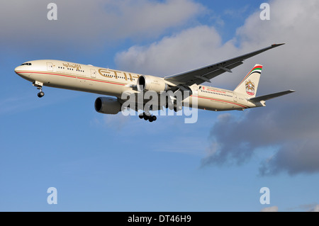 Avion à réaction Boeing 777-300 Etihad enregistré un6-ETM est vu venir dans d'atterrir à l'aéroport de Londres Heathrow pour la publicité sportive Abu Dhabi Grand Prix de F1 Banque D'Images