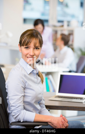 Ordinateur portable professionnel féminin 24 start-up collègues background Banque D'Images