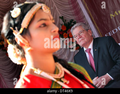 Bangalore, Inde. Le 08 février, 2014. Le Président allemand Joachim Gauck visite l'école secondaire à Bangalore, Inde, 08 février 2014. Gauck est en Inde sur une visite d'Etat de six jours. Photo : WOLFGANG KUMM/DPA/Alamy Live News Banque D'Images