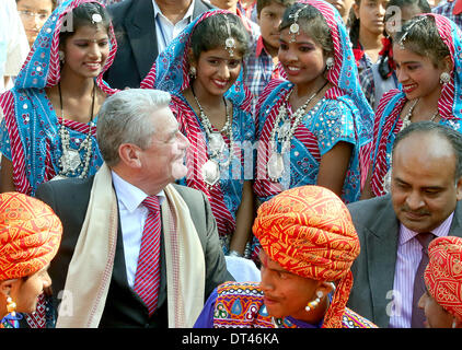 Bangalore, Inde. Le 08 février, 2014. Le Président allemand Joachim Gauck visite l'école secondaire à Bangalore, Inde, 08 février 2014. Gauck est en Inde sur une visite d'Etat de six jours. Photo : WOLFGANG KUMM/DPA/Alamy Live News Banque D'Images