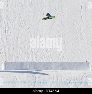 Sochi, Russie. 6e février 2014. 6 févr. 2014, Rosa Khutor, la Russie aux Jeux Olympiques d'hiver Sotchi2014. Qualifications Slopestyle snowboard dames dans l'Rosa Khutor Parc extrême. Torah Bright de l'Australie styling son deuxième run. Elle aurait fini 2e dans sa chaleur et pré-qualifier pour la finale. Credit : Action Plus Sport Images/Alamy Live News Banque D'Images