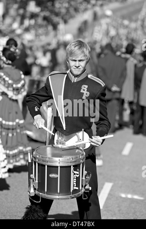 Batteur habillés dans une fanfare répète avant le défilé du Nouvel An chinois dans le quartier chinois, Los Angeles. Banque D'Images