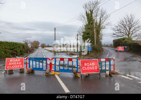 Orient Lyng, Somerset, Royaume-Uni. 7 février 2014. Bloquer la route au carrefour de l'A361 et les coupes Road à East Lyng dans Somerset le 7 février 2014. Eau des rivières Parrett et le ton sont sorties de leur lit et ont inondé soixante cinq milles carrés de terres agricoles dont plusieurs villages. Une alerte inondation grave demeure dans cette zone entre Lyng Burrowbridge et où il y a un danger pour la vie. L'eau est en augmentation rapide dans le village et a commencé à inonder certaines maisons. Certains résidents ont été invités à évacuer mais ont décidé de rester. Credit : Nick Cable/Alamy Live News Banque D'Images