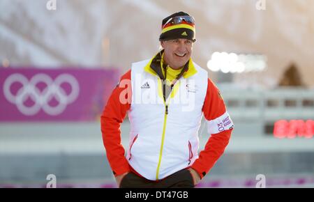 Sochi, Russie. 8 février 2014. Uwe Muessiggang, entraîneur-chef de l'équipe de biathlon de l'Allemagne, est considérée avant la Hommes Biathlon 10km Sprint dans Laura Piste de ski & Centre de biathlon au Jeux Olympiques de 2014 à Sotchi, Russie Krasnaya Polyana, 08 février 2014. Photo : Michael Kappeler/dpa/Alamy Live News Banque D'Images