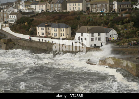 Porthleven, Cornwall, UK. 8 février 2014. Encore une fois la grosse mer tempête dans le port Credit : Bob Sharples/Alamy Live News Banque D'Images