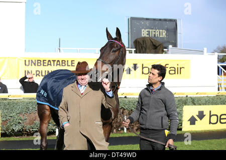 Newbury, Berkshire, Royaume-Uni. Le 08 février, 2014. Nicky Henderson et Sprinter sacré au cours de la réunion du super samedi Betfair au Newbury Racecourse Credit : Action Plus Sport/Alamy Live News Banque D'Images