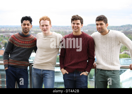 Un groupe de modèles masculins debout ensemble. Banque D'Images