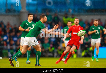 Dublin, Irlande. Le 08 février, 2014. Rob Kearney (Irlande) alimente la bille à l'intérieur durant la RBS 6 Nations match entre l'Irlande et le Pays de Galles à l'Aviva Stadium de Dublin : Action Crédit Plus Sport/Alamy Live News Banque D'Images