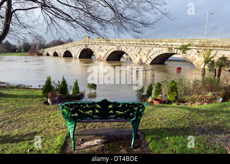 Le Shropshire, au Royaume-Uni. 8 février 2014. L'ancien pont de la route et la rivière Severn à Atcham, près de Shrewsbury, Shropshire, vu depuis le jardin inondé du Northcote Manor Lancs & Mermaid Hotel. Crédit : John Bentley/Alamy Live News Banque D'Images