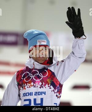 Sochi, Russie. 8 février 2014. Ole Einar Bjoerndalen de Norvège célèbre après avoir remporté le Biathlon 10km Sprint Hommes Laura en piste de ski & Centre de biathlon au Jeux Olympiques de 2014 à Sotchi, Russie Krasnaya Polyana, 08 février 2014. Photo : Kay Nietfeld/dpa/Alamy Live News Banque D'Images