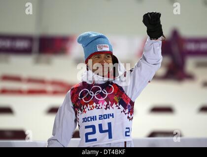 Sochi, Russie. 8 février 2014. Ole Einar Bjoerndalen de Norvège célèbre après avoir remporté le Biathlon 10km Sprint Hommes Laura en piste de ski & Centre de biathlon au Jeux Olympiques de 2014 à Sotchi, Russie Krasnaya Polyana, 08 février 2014. Photo : Kay Nietfeld/dpa/Alamy Live News Banque D'Images