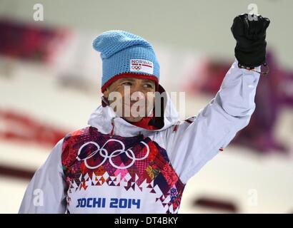 Sochi, Russie. 8 février 2014. Ole Einar Bjoerndalen de Norvège célèbre après avoir remporté le Biathlon 10km Sprint Hommes Laura en piste de ski & Centre de biathlon au Jeux Olympiques de 2014 à Sotchi, Russie Krasnaya Polyana, 08 février 2014. Photo : Kay Nietfeld/dpa/Alamy Live News Banque D'Images