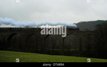 Viaduc Armathwaite de Cumbria, UK. 8 février 2014. Se déplaçant dans la pluie. L'hiver la montagne de Cumbrie Express tiré par la locomotive vapeur Galetea sur viaduc Armathwaite en Cumbria Carlisle à régler sur le ligne de chemin de fer. 2014 est le 25e anniversaire de l'historique et pittoresque ligne de chemin de fer qui a été sauvée de la fermeture en 1989 : 08 février 2014 STUART WALKER Stuart Walker Photography 2014 Crédit : STUART WALKER/Alamy Live News Banque D'Images