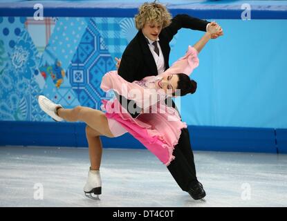 Sochi, Russie. 8 février 2014. Meryl Davis et Charlie White (USA) effectuer dans le programme court de danse sur glace de l'équipe de patinage artistique de l'événement au Palais de patinage Iceberg pendant les Jeux Olympiques de Sotchi 2014, Sotchi, Russie, 08 février 2014. Photo : Christian Charisius/dpa/Alamy Live News Banque D'Images