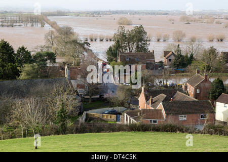 Borrowbridge, Somerset, Royaume-Uni. 8 février 2014. Le village de Burrowbridge dans Somerset on 8 février 2014 entouré d'eau vue depuis le dessus de Burrow Mump. En raison de précipitations exceptionnellement élevé, de la rivière Parrett a été incapable de faire face au volume d'eau et a inondé les terres agricoles à proximité de la route principale et l'A361 à Taunton a été fermée pendant sept semaines. Une alerte aux crues qui signifie la vie peut être à risque reste en place et beaucoup d'occupants a dit d'évacuer. Credit : Nick Cable/Alamy Live News Banque D'Images