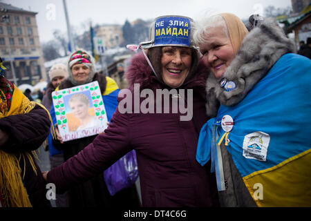 Kiev, Ukraine. 7 Février, 2014. Mama assister à une messe sur la place de l'Indépendance de Kiev le 7 février 2014. Troubles de l'Ukraine a éclaté en novembre 2013 après que le Président Viktor Ianoukovitch a rejeté un accord d'association avec l'Union européenne en faveur du resserrement des liens avec Moscou, et la crise est maintenant devenu un mouvement pour l'évincer. Photo par Emeric Fohlen/NurPhoto Crédit : Emeric Fohlen/NurPhoto ZUMAPRESS.com/Alamy/Live News Banque D'Images