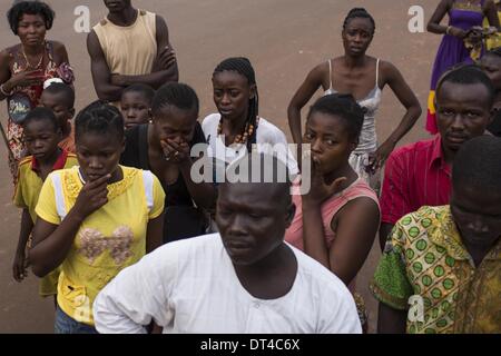 Bangui, République centrafricaine. 7 Février, 2014. 7 févr. 2014 Un civil musulman a été lynché et tué par les anti Balaka. Il était dans sa maison à PK5 Anti Balaka zone puis est venu pour le tuer. Les gens de la région sont choqués quand ils ont vu son corps. Crédit : Laurence Geai/NurPhoto ZUMAPRESS.com/Alamy/Live News Banque D'Images