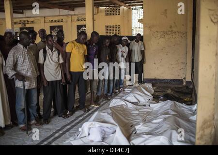 Bangui, République centrafricaine. 7 Février, 2014. 7 févr. 2014 ce même jour à Bangui, une partie de la mosquée est utilisé comme une morgue. 5 corps sont arrivés dans la mosquée le jour même. Crédit : Laurence Geai/NurPhoto ZUMAPRESS.com/Alamy/Live News Banque D'Images