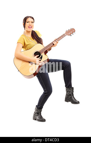 Portrait de femme musician playing sur guitare acoustique Banque D'Images