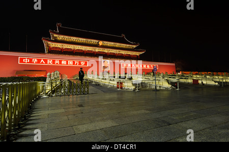 Protecteurs en face de la porte de la paix céleste Tian () pendant la nuit. Beijing, Chine Banque D'Images