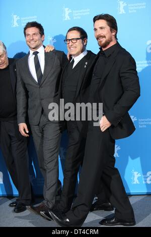 Berlin, Allemagne. 07Th Feb 2014. Producteur Charles Roven (L-R), l'acteur Bradley Cooper, directeur David O. Russell et l'acteur Christian Bale poser pendant la photocall pour 'American Hustle" au 64e Festival du Film de Berlin, à Berlin, Allemagne, 07 février 2014. Le film est présenté en compétition officielle de la Berlinale, qui se déroulera du 06 au 16 février 2014. Photo : Hubert Boesl/DPA - AUCUN SERVICE DE FIL-/dpa/Alamy Live News Banque D'Images