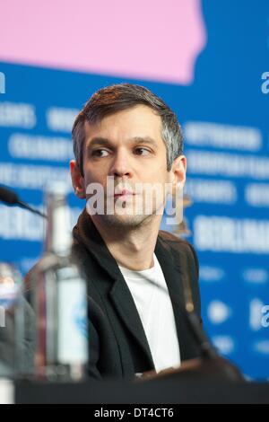 Berlin, Allemagne. Feb 8, 2014. Directeur ãƒæ'Ã'ÂdÃƒAE Ã'Â'¡m'CsÃƒAE¡à'szi assiste à un photocall pour le film ÃƒÂ¢ ? ?la terre des tempêtes' lors de la 64e Berlinale Festival International du Film de Berlin, le 8 février 2014. © Goncalo Silva/NurPhoto ZUMAPRESS.com/Alamy/Live News Banque D'Images