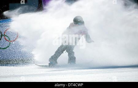 Sochi, Russie. Feb 8, 2014. PEETU PIIROINEN de Finlande termine son deuxième run dans l'épreuve du snowboard slopestyle finale au Jeux Olympiques d'hiver de 2014 à Sotchi. © Paul Kitagaki Jr./ZUMAPRESS.com/Alamy Live News Banque D'Images