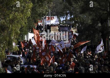 Tunis, Tunisie. Feb 8, 2014. Les manifestants près de la tombe de Belaid. À l'occasion de la commémoration du premier anniversaire de l'assassinat de Chokri Belaid, des milliers de personnes se sont réunies à sa tombe au cimetière Al Jalez à Tunis Tunisie le 8 février 2014. Credit : Mohamed Krit/NurPhoto ZUMAPRESS.com/Alamy/Live News Banque D'Images