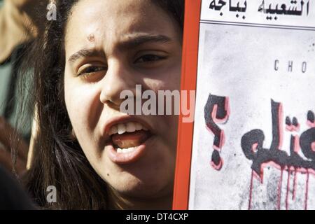 Tunis, Tunisie. Feb 8, 2014. Fille de la jeunesse du parti Belaid crier. À l'occasion de la commémoration du premier anniversaire de l'assassinat de Chokri Belaid, des milliers de personnes se sont réunies à sa tombe au cimetière Al Jalez à Tunis Tunisie le 8 février 2014. Credit : Mohamed Krit/NurPhoto ZUMAPRESS.com/Alamy/Live News Banque D'Images