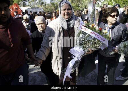 Tunis, Tunisie. Feb 8, 2014. Mubarka Brahmi avec des fleurs à la famille du martyr Belaid. À l'occasion de la commémoration du premier anniversaire de l'assassinat de Chokri Belaid, des milliers de personnes se sont réunies à sa tombe au cimetière Al Jalez à Tunis Tunisie le 8 février 2014. Credit : Mohamed Krit/NurPhoto ZUMAPRESS.com/Alamy/Live News Banque D'Images