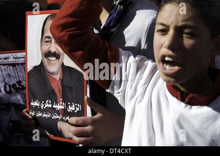 Tunis, Tunisie. Feb 8, 2014. Garçon dans ''jeunesse'' WATAD Partie crier et passant la main . À l'occasion de la commémoration du premier anniversaire de l'assassinat de Chokri Belaid, des milliers de personnes se sont réunies à sa tombe au cimetière Al Jalez à Tunis Tunisie le 8 février 2014. Credit : Mohamed Krit/NurPhoto ZUMAPRESS.com/Alamy/Live News Banque D'Images