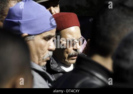 Tunis, Tunisie. Feb 8, 2014. Salah Belaid le père de Martyr Chokri Belaïd pleurer. À l'occasion de la commémoration du premier anniversaire de l'assassinat de Chokri Belaid, des milliers de personnes se sont réunies à sa tombe au cimetière Al Jalez à Tunis Tunisie le 8 février 2014. Credit : Mohamed Krit/NurPhoto ZUMAPRESS.com/Alamy/Live News Banque D'Images