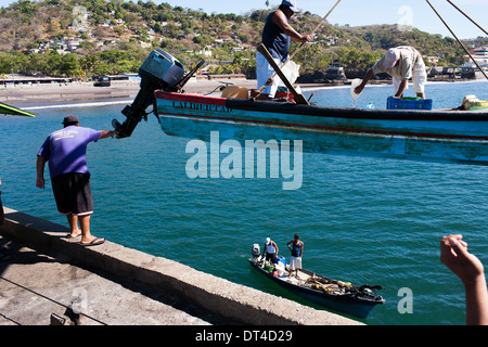 Bateaux de pêche lancé et récupéré par la grue du quai de pêche à La Libertad, une ville portuaire sur la côte d'El Salvador Banque D'Images