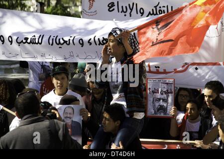 Tunis, Tunisie. Feb 8, 2014. Jeunesse de Belaid partie prends des slogans. À l'occasion de la commémoration du premier anniversaire de l'assassinat de Chokri Belaid, des milliers de personnes se sont réunies à sa tombe au cimetière Al Jalez à Tunis Tunisie le 8 février 2014. Credit : Mohamed Krit/NurPhoto ZUMAPRESS.com/Alamy/Live News Banque D'Images