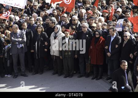 Tunis, Tunisie. Feb 8, 2014. Les dirigeants du Front populaire avec les familles des martyrs. À l'occasion de la commémoration du premier anniversaire de l'assassinat de Chokri Belaid, des milliers de personnes se sont réunies à sa tombe au cimetière Al Jalez à Tunis Tunisie le 8 février 2014. Credit : Mohamed Krit/NurPhoto ZUMAPRESS.com/Alamy/Live News Banque D'Images