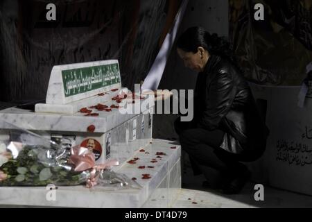 Tunis, Tunisie. Feb 8, 2014. Une femme pleurer près de la tombe de Chokri Belaïd. À l'occasion de la commémoration du premier anniversaire de l'assassinat de Chokri Belaid, des milliers de personnes se sont réunies à sa tombe au cimetière Al Jalez à Tunis Tunisie le 8 février 2014. Credit : Mohamed Krit/NurPhoto ZUMAPRESS.com/Alamy/Live News Banque D'Images