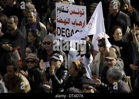 Tunis, Tunisie. Feb 8, 2014. Bannière : Tunisie lutte au terrorisme du Ennahdha''. À l'occasion de la commémoration du premier anniversaire de l'assassinat de Chokri Belaid, des milliers de personnes se sont réunies à sa tombe au cimetière Al Jalez à Tunis Tunisie le 8 février 2014. Credit : Mohamed Krit/NurPhoto ZUMAPRESS.com/Alamy/Live News Banque D'Images