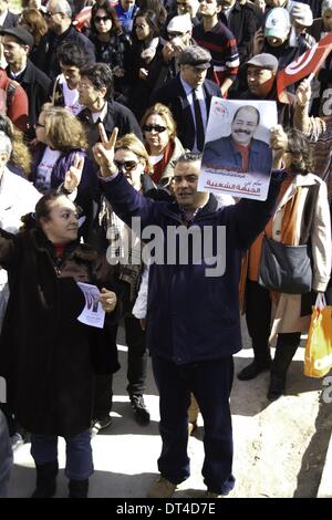 Tunis, Tunisie. Feb 8, 2014. Partisan du parti Belid prends la bannière avec photo de Martyr Chokri Belaid. À l'occasion de la commémoration du premier anniversaire de l'assassinat de Chokri Belaid, des milliers de personnes se sont réunies à sa tombe au cimetière Al Jalez à Tunis Tunisie le 8 février 2014. Credit : Mohamed Krit/NurPhoto ZUMAPRESS.com/Alamy/Live News Banque D'Images