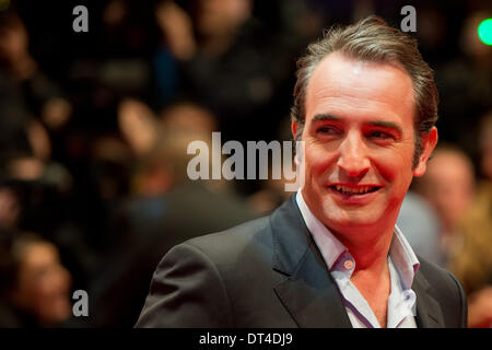 Berlin, Allemagne. Le 08 février, 2014. L'acteur Jean Dujardin arrive pour la projection de "les Monuments Men' lors de la 64e Festival du Film de Berlin, à Berlin, Allemagne, 08 février 2014. Le film est présenté hors compétition à la Berlinale, qui se déroulera du 06 au 16 février. Photo : Arno Burgi/dpa/Alamy Live News Banque D'Images