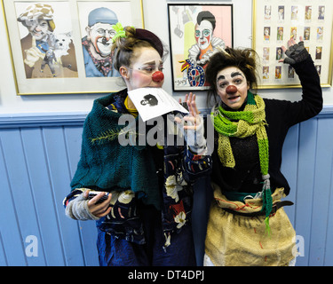 East London, UK, 02/02/2014 : Clowns en Joseph Grimaldi hommage de l'église service. Joseph Grimaldi, qui mourut en 1837 et fut l'inventeur de l'clown moderne, est de rappeler chaque premier dimanche de février à une cérémonie commémorative à l'église Holy Trinity à Dalston, East London. Clowns en grande tenue, jusqu'à descendre sur l'église pour rendre un dernier hommage. Photo par Julie Edwards Banque D'Images