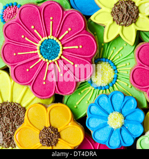 Les cookies de fleurs colorées Banque D'Images