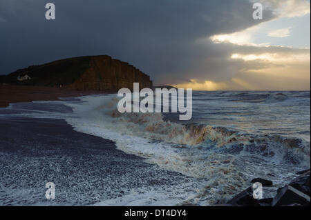 Dorset, UK. 8 février 2014. Météo Stomy sur la côte sud-ouest de West Bay, Dorset sur Samedi 8 Février 2014 Crédit : Paul Chambers/Alamy Live News Banque D'Images