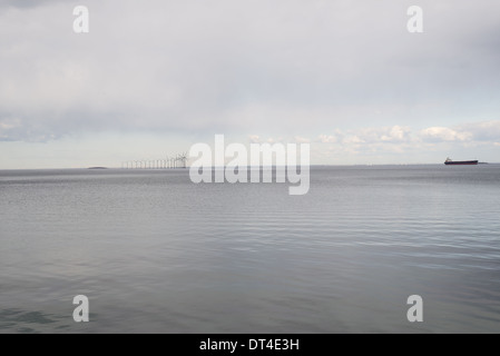 Le son de l'Øresund danois près de Copenhague au Danemark avec les éoliennes et expédier Banque D'Images