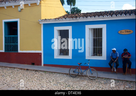 Deux hommes, Trinité-street, Cuba Banque D'Images