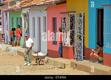 Maisons colorées à Trinidad, Cuba Banque D'Images