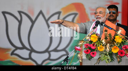 Gauhati, Inde. Feb 8, 2014. Candidat au poste de Premier Ministre d'opposition de l'Inde Bhratiya Janata Party BJP Narendra Modi traite d'un rassemblement public à Gauhati, Inde, le 8 février 2014. Les élections générales en Inde est prévue pour cette année, qui sera en mesure de produire un nouveau premier ministre en remplacement de M. Manmohan Singh, qui a gouverné le pays d'Asie du sud pendant 10 ans. Credit : Stringer/Xinhua/Alamy Live News Banque D'Images