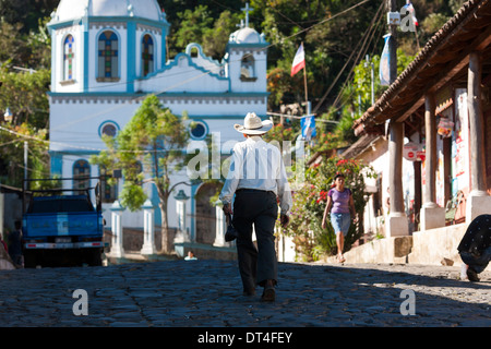 Un homme âgé promenades en amont à Ataco, une ville sur la Ruta de las Flores, une région dominée par les volcans et la culture du café. Banque D'Images